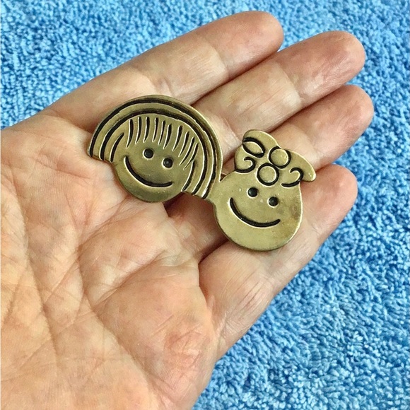 Vintage Copper smiling Children Brooch. - Picture 6 of 13